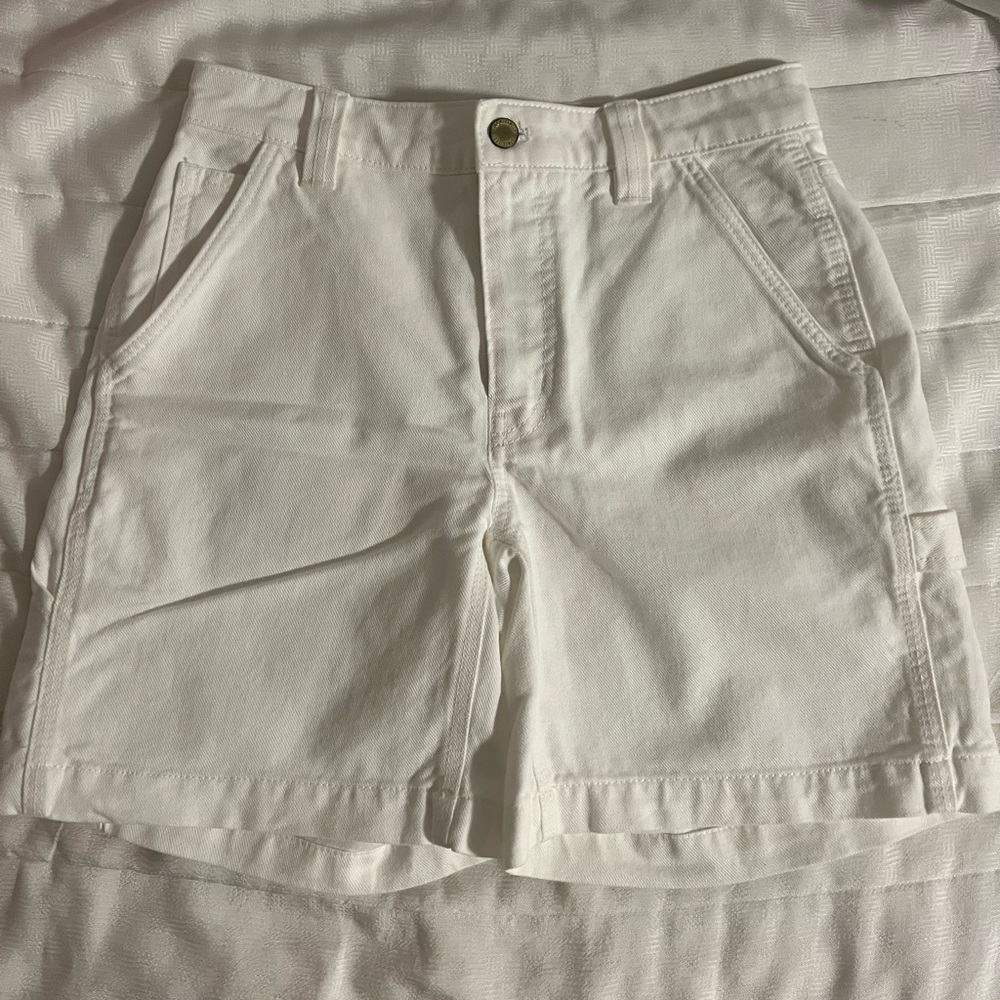 Aritzia TNA White Cargo shorts (NWOT)